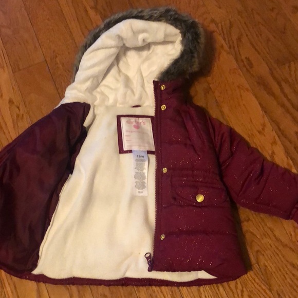 Baby girl Carter’s brand coat in a size 18m - Picture 2 of 4